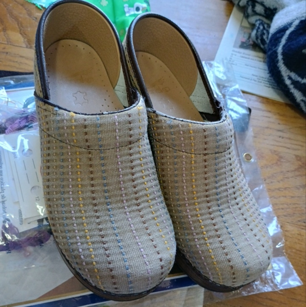 Dansko Stylish Beige and Brown Woven Fabric Non Slip Clogs Mules Size 8 NEW